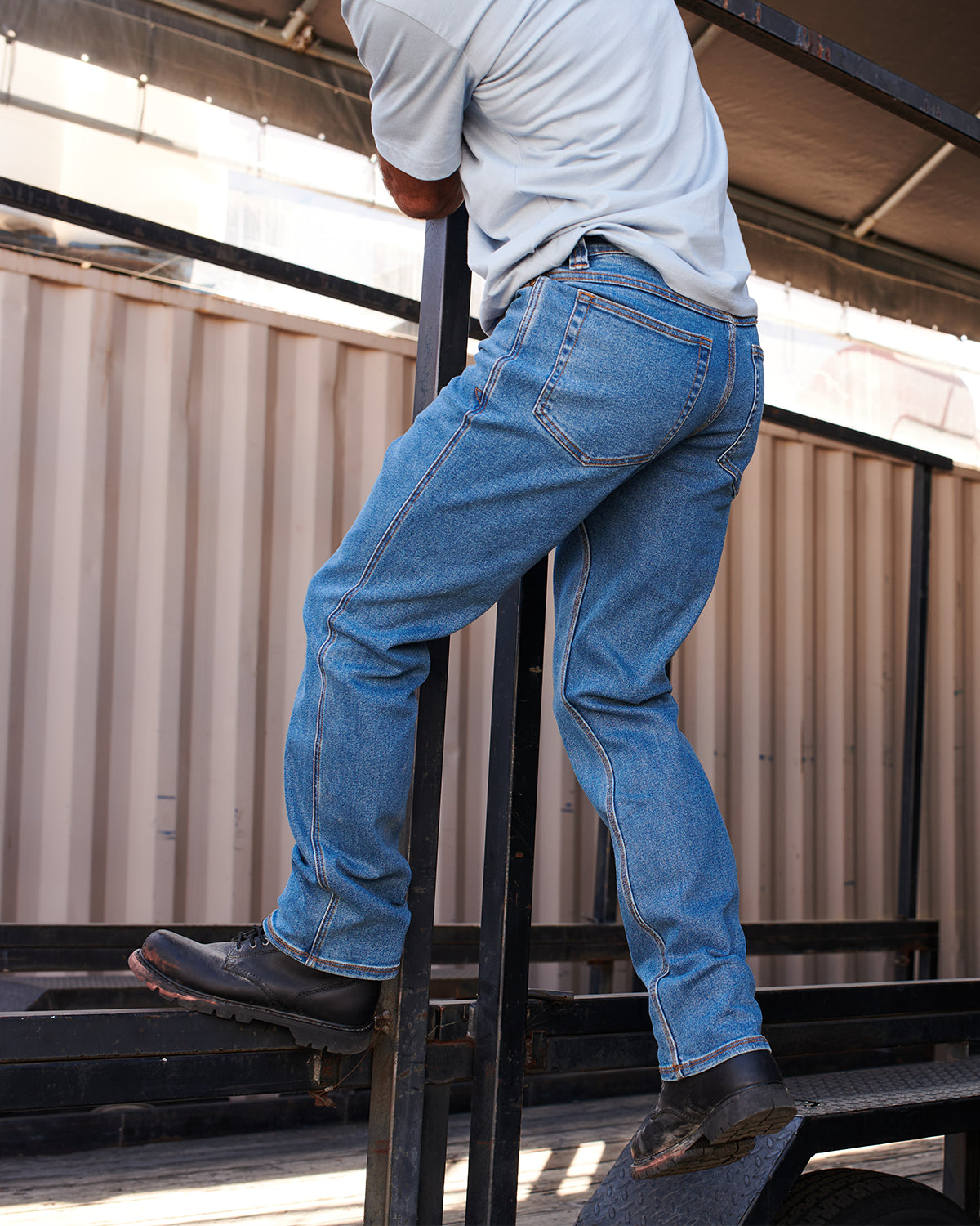 Cat Workwear MEN'S D1 STRAIGHT LEG JEAN Field Loading The Trailer